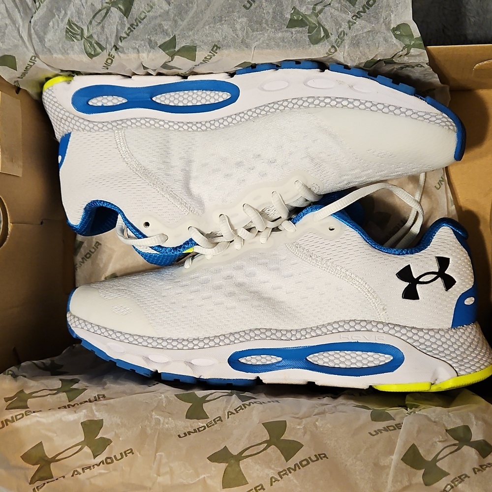 EUC UA HOVR Infinite 3 CN White Sneakers M8.5 W 10